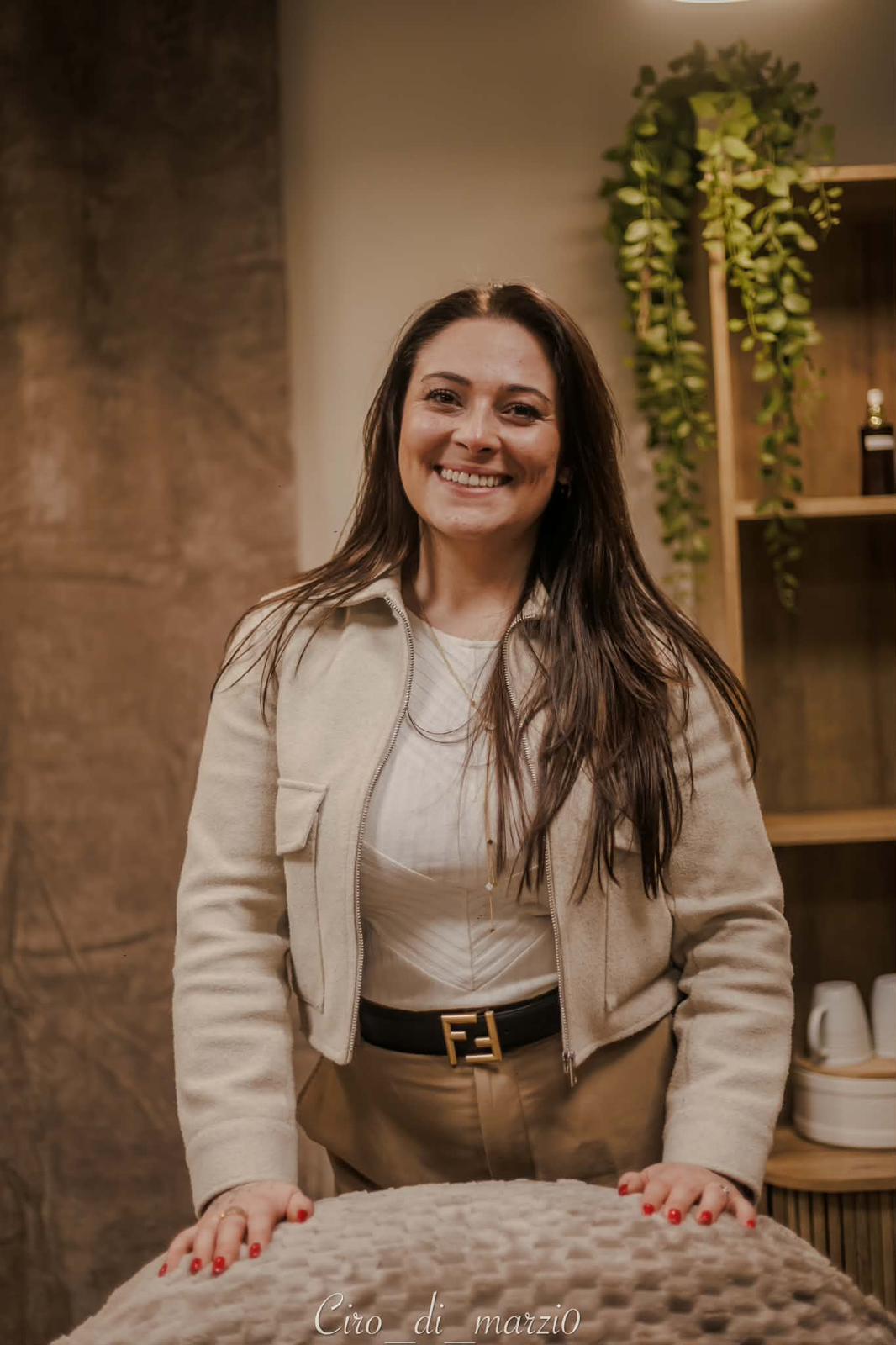 Portrait d'Ornella Gamuzza dans son institut de massage à Roubaix